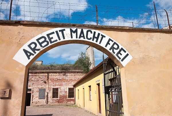 Der Eingang zur kleinen Festung Theresienstadt, wo während des Zweiten Weltkriegs ein Gestapo-Gefängnis untergebracht war. - © Michael Heitmann/dpa