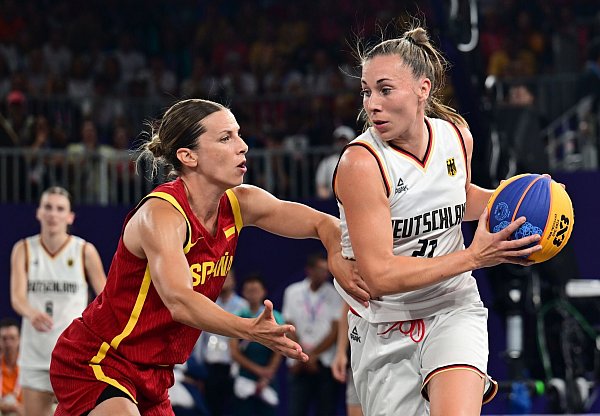Svenja Brunckhorst holte mit den 3x3-Basketballerinnen Gold in Paris. - © Sina Schuldt/dpa