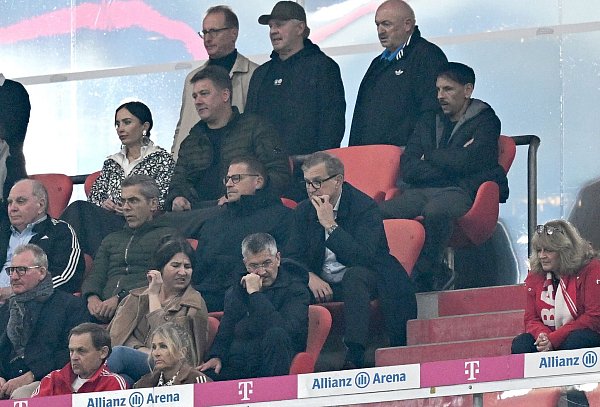 Wirbel gibt es um Bayern-Boss Jan-Christian Dreesen (M). - © Sven Hoppe/dpa