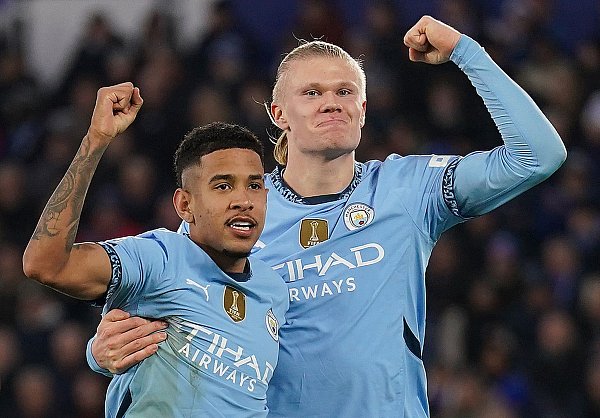 Erling Haaland (r) und seine Teamkollegen von Manchester City hatten endlich wieder Grund zum Jubeln - © Joe Giddens/PA Wire/dpa