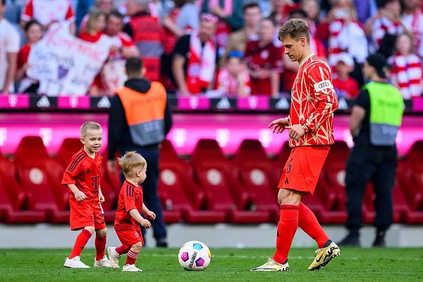 Fußball kicken mit den Kindern ist für Joshua Kimmich ein großer Spaß. - © Tom Weller/dpa