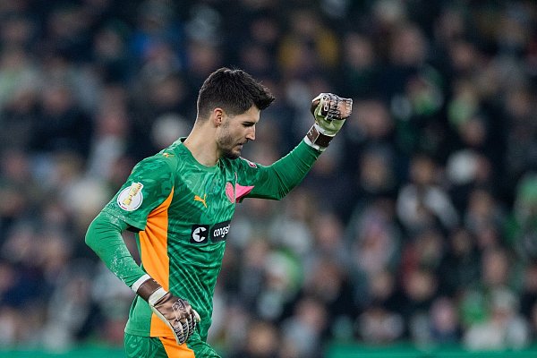 Ein Sieg zum Geburtstag für Torhüter Vasilj. - © Rolf Vennenbernd/dpa