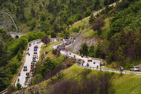 Auf der siebten Etappe des Giro d’Italia ging des für die Radprofis zum ersten Mal in die Berge. - © Fabio Ferrari/LaPresse/AP/dpa