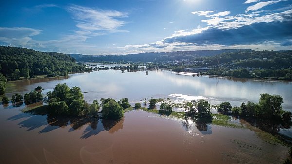 Die Blies, ein knapp 100 km langer Nebenfluss der Saar, hat sich in Folge des Hochwassers zu einer Seenplatte ausgeweitet. - © Andreas Arnold/dpa