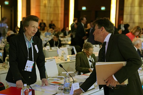 Sebastian Coe (r) würde als IOC-Präsident mit der Politik von Thomas Bach brechen. - © Thanassis Stavrakis/AP/dpa