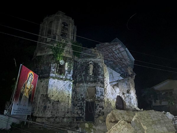 Eine Kirche in Cebu wurde massiv beschädigt. - © Stringer/XinHua/dpa