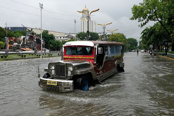 Auch in der Hauptstadt Manila standen viele Straßen unter Wasser. - © Aaron Favila/AP/dpa