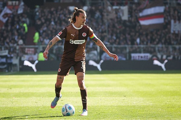 Ein Bild aus der vergangenen Saison: St. Paulis Kapitän Jackson Irvine möchte bald wieder spielen. - © Christian Charisius/dpa