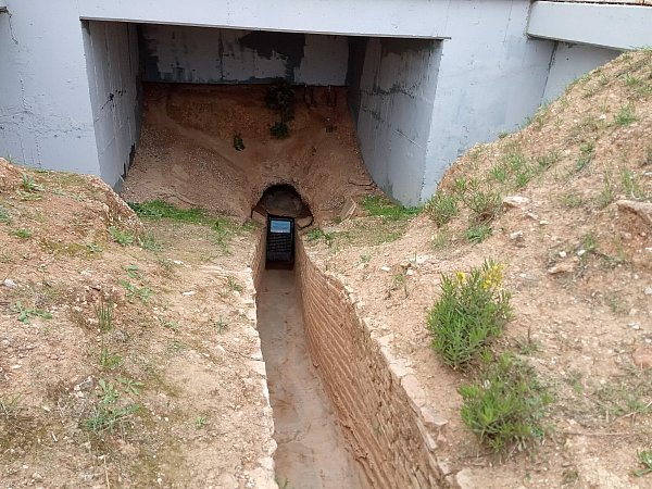 Das Bauwerk verläuft zum größten Teil unterirdisch, ist gut erhalten und führt Wasser. - © --/Archäologisches Amt West-Attikas (EFADA)/dpa