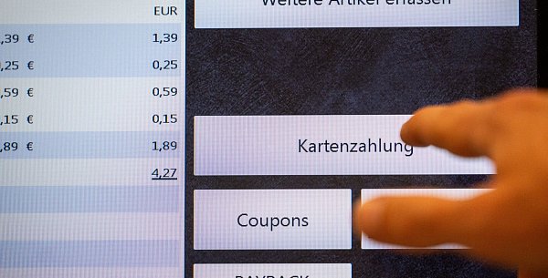 An Selbstbedienungskassen wird weit häufiger geklaut. (Symbolbild) - © Leonie Asendorpf/dpa