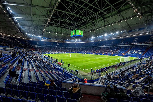 Rund 62.000 Zuschauer passen in die Veltins Arena in Gelsenkirchen. So viele junge Menschen haben im Schuljahr 2023/2024 die Schule ohne Abschluss verlassen. (Archivbild) - © David Inderlied/dpa