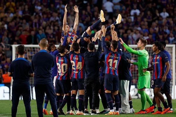 Der FC Barcelona ist sein Herzensclub: Sergio Busquets (Mitte). (Archivbild) - © Joan Monfort/AP