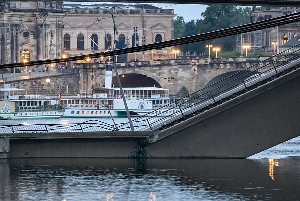Auf einer Länge von etwa 100 Metern ist ein Teil der Brücke eingestürzt. - © Robert Michael/dpa