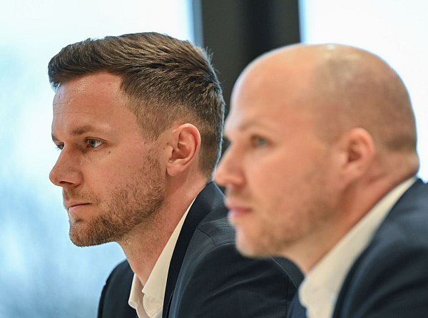 Wichtige Zeugen im Feuerzeugwurf-Eklat: Bochums Torwart Patrick Drewes und Teamarzt Mark Sandfort - © Arne Dedert/dpa
