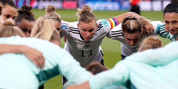 Die langjährige DFB-Kapitänin Alexandra Popp wird in Duisburg verabschiedet. - © Nick Potts/PA Wire/dpa