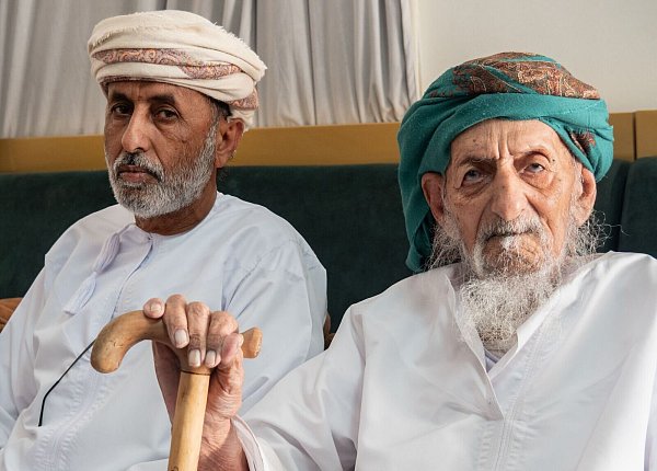 «Ich bin immer noch Beduine», sagt Salime Hussin Al-Rashdi (l). Neben ihm sitzt sein Vater. - © Andreas Drouve/dpa-tmn