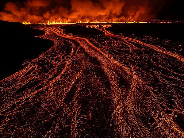 Die Lava bahnt sich ihren Weg. - © Marco di Marco/AP