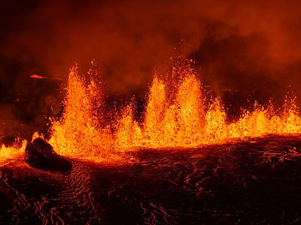 Die Eruption begann in der Nacht. - © Marco di Marco/AP