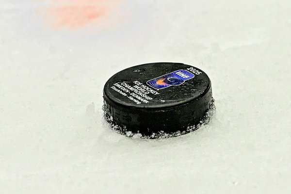 Die Qualität der Eisfläche in der Messehalle von Herning erhielt viel Kritik. - © Andrea Branca/Just Pictures/dpa