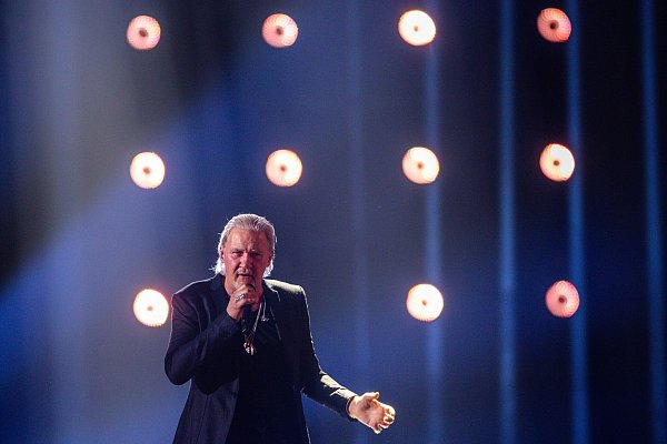 Der irisch-australische Sänger Johnny Logan ist der einzige Interpret, der den Eurovision Song Contest zweimal gewonnen hat - © Jens Büttner/dpa