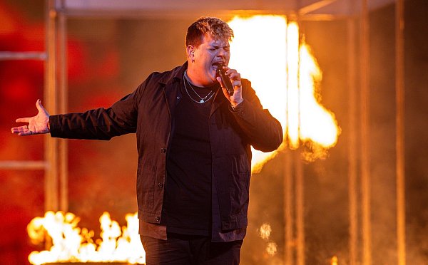 Isaak aus Deutschland im Halbfinale mit seinem Titel "Always On The Run". - © Jens Büttner/dpa