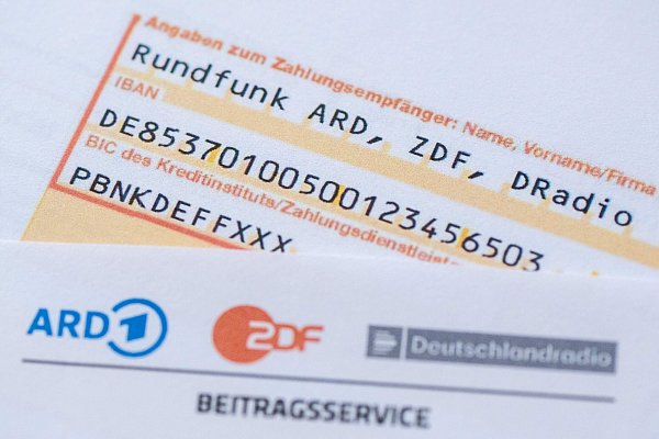 Länderchefs planen Reformen für die öffentlich-rechtlichen Sender - und wie der Rundfunkbetrag festgelegt wird. - © Sebastian Kahnert/dpa