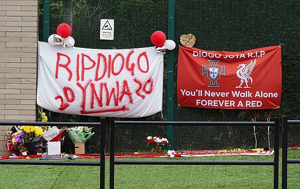 Fans bekunden ihre Anteilnahme mit Blumen und Plakaten - © Peter Byrne/PA Wire/dpa