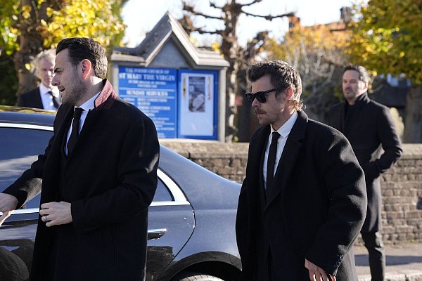 Ehemalige Weggefährten wie Harry Styles (rechts) treffen zur Trauerfeier für Liam Payne ein. - © Andrew Matthews/PA Wire/dpa