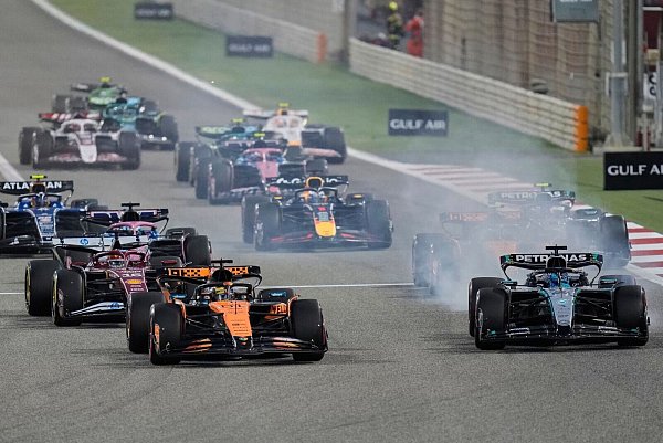 Am Start musste sich Oscar Piastri (l.) gegen Mercedes-Fahrer George Russell verteidigen. - © Darko Bandic/AP/dpa