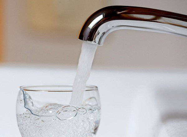 Wasser aus dem Hahn enthält wesentlich weniger Plastikteilchen als solches aus Flaschen. (Archivbild) - © Roland Weihrauch/dpa