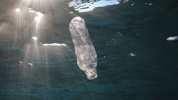 Wasser aus Plastikflaschen kann winzige Plastikteilchen enthalten. (Symbolbild) - © Andrey Nekrasov/ZUMA Press Wire/dpa