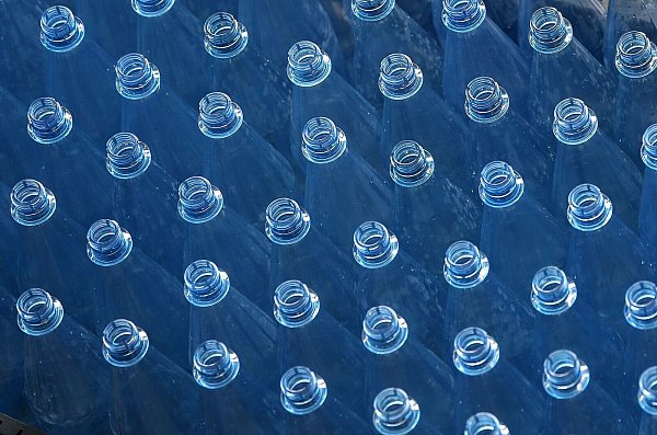 Wasser aus Plastikflaschen enthält mehr Plastikteilchen als solches aus der Leitung. (Symbolbild) - © Ina Fassbender/dpa