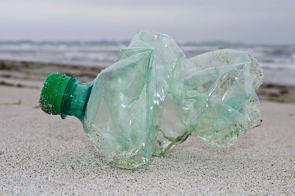 Wasser aus Plastikflaschen kann winzige Plastikteilchen enthalten. (Symbolbild) - © Stefan Sauer/dpa-Zentralbild/dpa