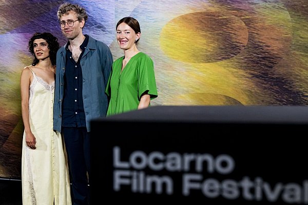 Ihr Film «Sehnsucht in Sangerhausen» gehört ist ein Topfavorit auf den Preis: Regisseur Julian Radlmaier aus Deutschland (Mitte) sowie die Schauspielerinnen Maral Keshavarz (links) und Clara Schwinning. - © Jean-Christophe Bott/KEYSTONE/dpa