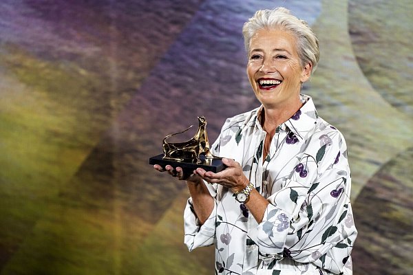 Die britische Schauspielerin Emma Thompson bei ihrer Preisverleihung - einige der glanzvollsten Minuten in der langen Geschichte des Festivals. - © Jean-Christophe Bott/KEYSTONE/dpa