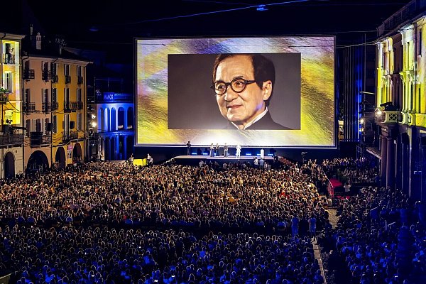 Ehrenpreise werden an Stars wie Schauspieler Jackie Chan («Rush Hour») vergeben - vor einer der abendlichen Freiluft-Galas mit Filmen außerhalb aller Wettbewerbe auf der malerischen Piazza Grande von Locarno. - © Jean-Christophe Bott/KEYSTONE/dpa