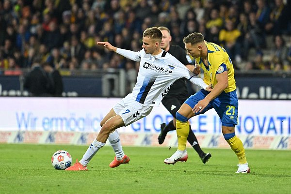Paderborn Torschütze Filip Bilbija (l) im Zweikampf mit dem Braunschweiger Sven Köhler. - © Swen Pförtner/dpa