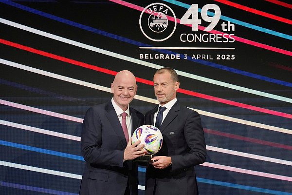 Gianni Infantino und Aleksander Ceferin (r.) sprachen auch über Russland. - © Darko Vojinovic/AP/dpa