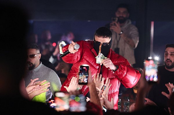 Fürs Publikum gab es Euroscheine statt Botschaften des Rappers. - © Hannes P. Albert/dpa