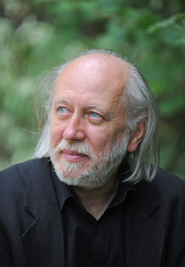 Der ungarische Literaturnobelpreisträger László Krasznahorkai spricht bei der Eröffnungskonferenz (Archivbild). - © Gyula Czimbal/MTI/EPA/dpa