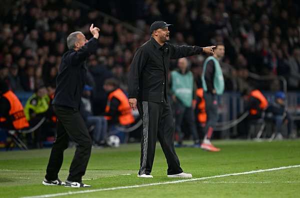 PSG-Coach Luis Enrique (l) und Bayern-Trainer Vincent Kompany in Aktion am Spielfeldrand. - © Federico Gambarini/dpa