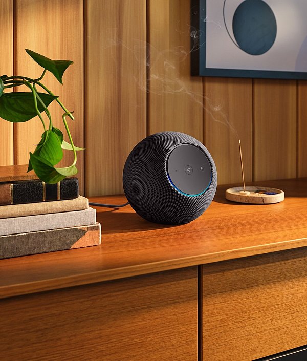 Großer Bruder: Amazons Echo Studio sieht aus wie ein großer Echo Dot. - © Amazon/dpa-tmn