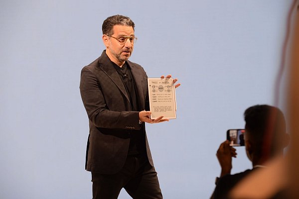 Amazons Gerätechef Panos Panay enthüllt den überarbeiteten Kindle Scribe. - © Andrej Sokolow/dpa/dpa-tmn