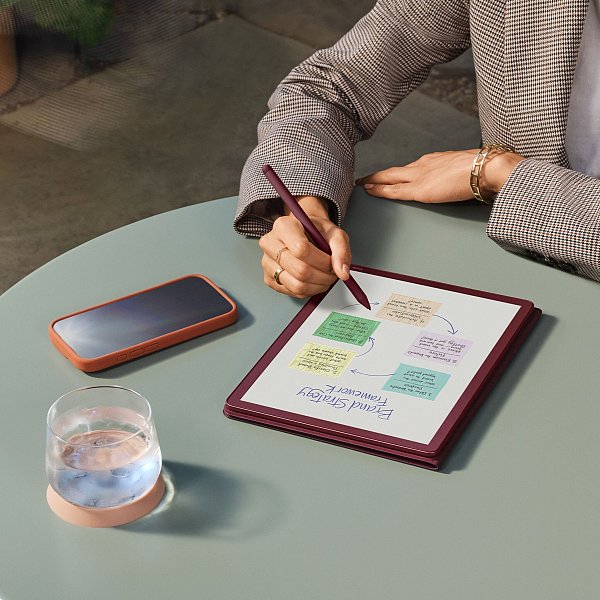 Dezente Farbdarstellung: Der neue Kindl Scribe Colorsoft von Amazon. - © Amazon/dpa-tmn