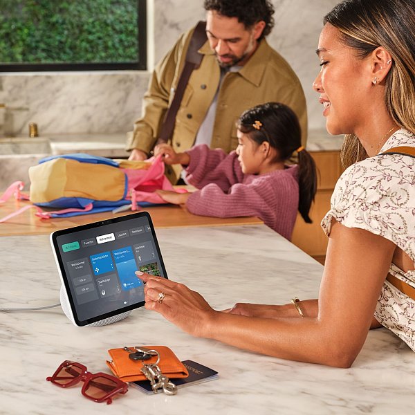 Echo Show 11 im Alltag: Neben praktischen Infos wie Wetter oder Rezepten blendet der smarte Bildschirm vermutlich auch wieder Werbung ein. - © Amazon/dpa-tmn