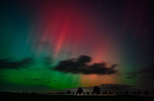 Polarlichter leuchten in verschiedenen Farben, weil verschiedene Teilchen der Lufthülle in verschiedenen Höhen angeregt werden. (Archivbild) - © Patrick Pleul/dpa