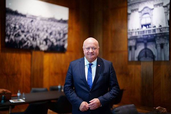 Für Kanzler Christian Stocker sind AfD und FPÖ nur bedingt vergleichbar. - © Eva Manhart/dpa