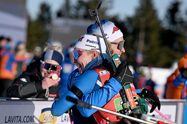 Premierensieg für Finnland: Suvi Minkkinen (vorn) und Tero Seppala lassen die Konkurrenz hinter sich. - © Martin Schutt/dpa