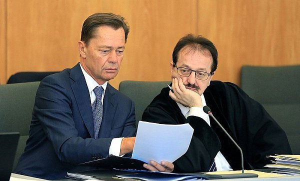 Der ehemalige Arcandor-Chef Thomas Middelhoff (l) spricht im Landgericht in Essen mit seinem Rechtsanwalt Winfried Holtermüller. - © FOTO: DPA
