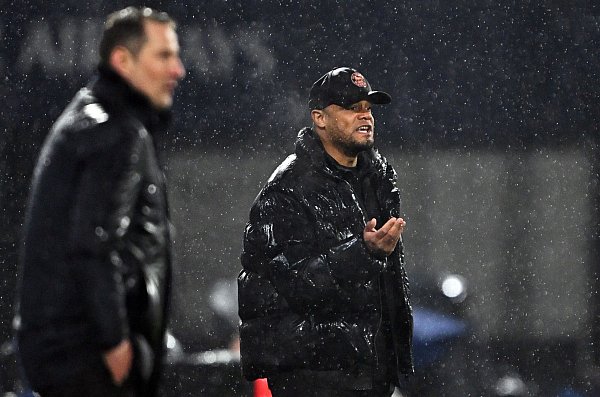 Kalte Dusche für Bayern-Coach Vincent Kompany (r) im De Kuip. - © Federico Gambarini/dpa